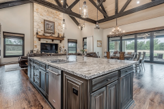 Inspiring Barndominium Kitchen Design: Merging Industrial Elements with Farmhouse Comfort
